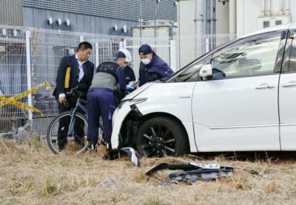 少年が車にはねられた現場=6日午後2時33分、大阪府東大阪市