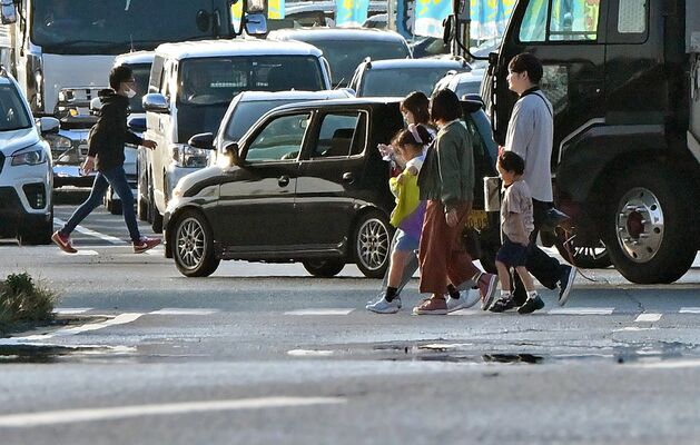 季節外れの暑さとなり、水たまりのような逃げ水が路面に現れた市街地＝３日午後３時10分、佐野市高萩町