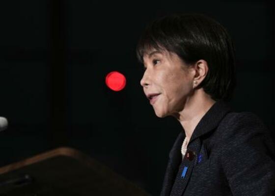 　イランのペゼシュキアン大統領と電話会談し、記者団の取材に応じる高市首相＝３０日午後、首相官邸