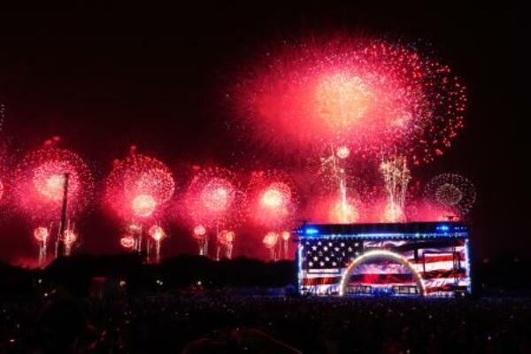 米ワシントンで開かれた建国250年を祝う行事で打ち上げられた花火=4日(AP=共同)