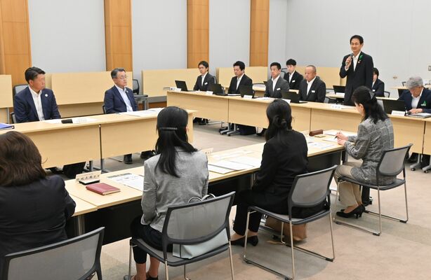 県立夜間中学の開設に向け初めて開かれた有識者らの意見交換会＝21日午後、県庁