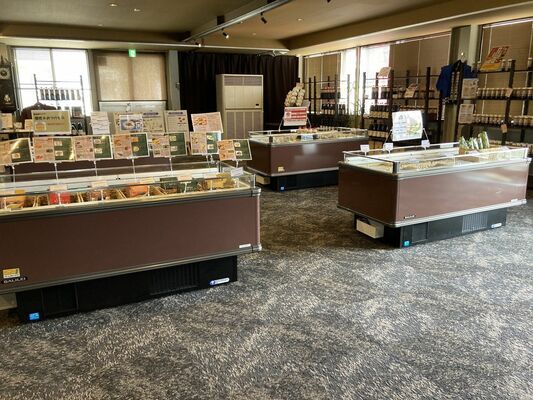 自社の漬物製品などが並ぶ高橋弥次右衛門商店の直売店＝日光市