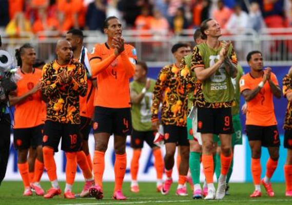 　チュニジアに勝利し決勝トーナメント進出を決め、喜ぶファンダイク（４）らオランダイレブン＝カンザスシティー（ロイター＝共同）