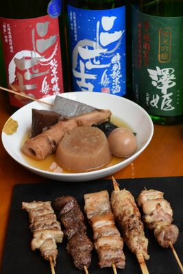 北海道流の串物５本盛り合わせ５本（手前）とおでん。日本酒に始まりアルコールも豊富にそろう