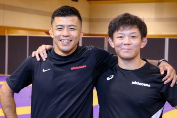 撮影に応じるレスリング男子の文田健一郎(左)と樋口黎=1日、横浜市