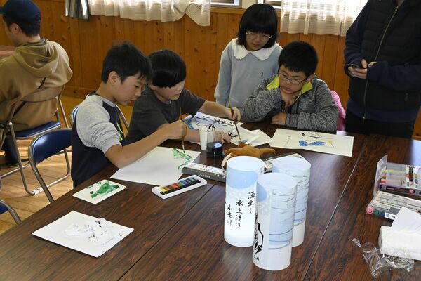 灯籠作りに挑戦する参加者たち