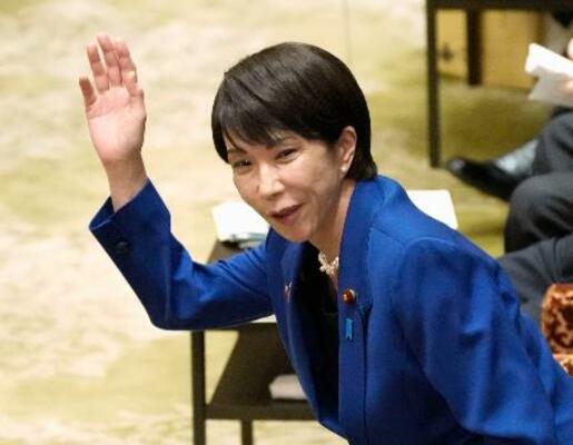 衆院予算委で答弁のため挙手する高市首相=7日午前