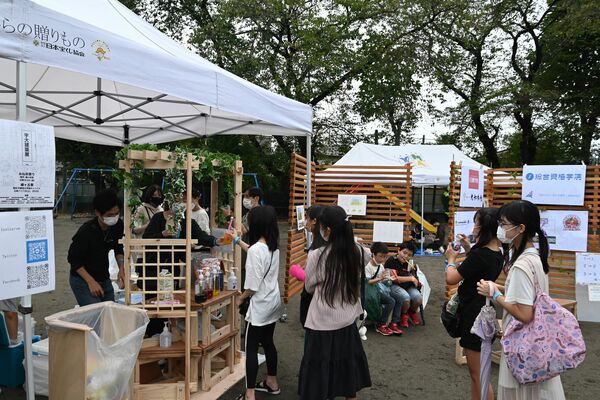 自作の屋台で飲み物販売を行う宇都宮大学生
