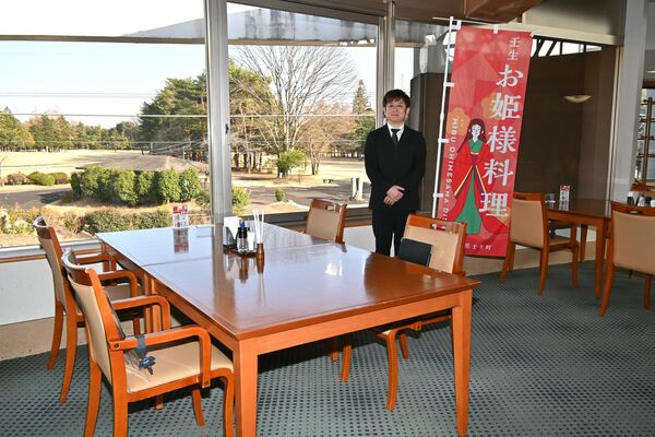 来店を呼びかける富田店長