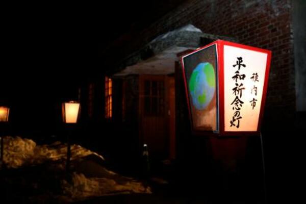 　通称「稚内赤れんが通信所」で、明かりがともされた灯籠＝８日夜、北海道稚内市