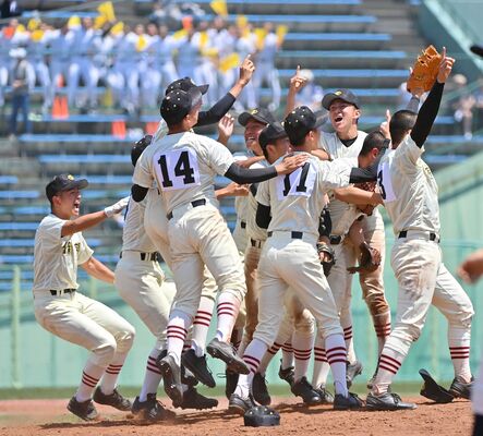２年連続で優勝し、マウンドに集まって歓喜する作新ナイン＝４日午後０時15分、清原球場