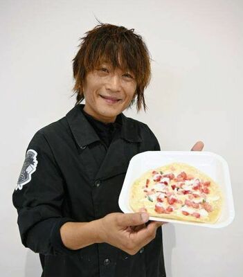 大阪・関西万博で販売する県産のイチゴを使ったデザートピザを持つ赤荻さん
