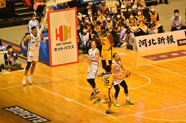第４クオーター、相手のシュートをブロックし雄たけびを上げる比江島＝ゼビオアリーナ仙台