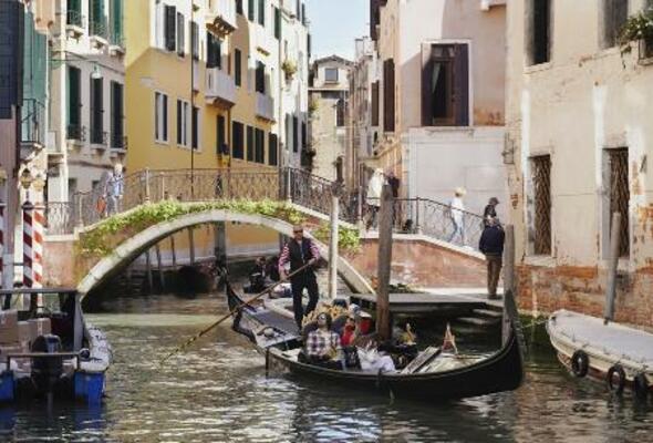 　イタリア北部ベネチアの運河を巡るゴンドラ＝４月