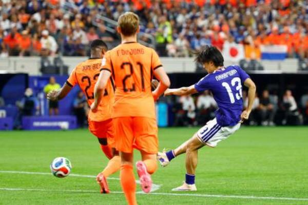 日本―オランダ 後半、同点ゴールを決める中村(右)=ダラス(共同)