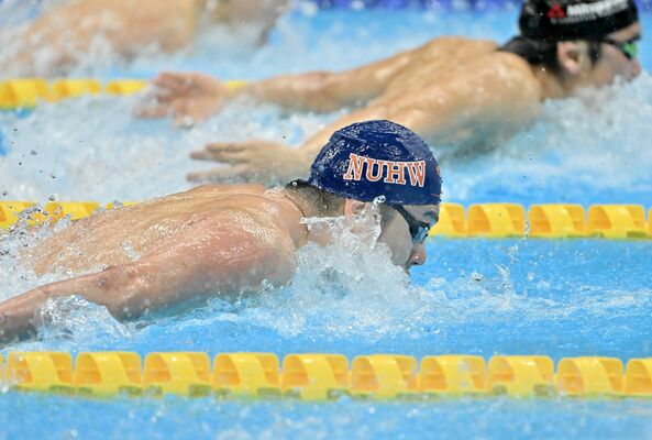男子１００メートルバタフライ決勝　２位に入った水沼（新潟医療福祉大職）。奥は優勝した松元＝東京アクアティクスセンター