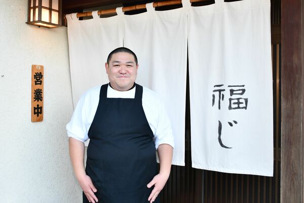 店舗前に立つ店主の大宮司さん