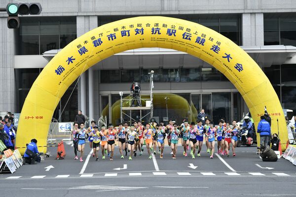 2020年の第61回大会でスタートを切る１区の選手たち