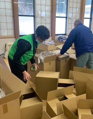 避難者のために段ボールベッドを組み立てる栃木ＪＲＡＴの隊員たち＝１月24日午後、石川県志賀町（栃木ＪＲＡＴ提供）
