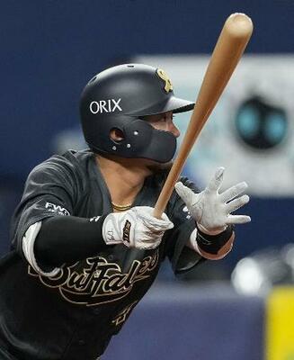 　１回オリックス２死一、三塁、森友が中前に適時打を放つ＝京セラドーム