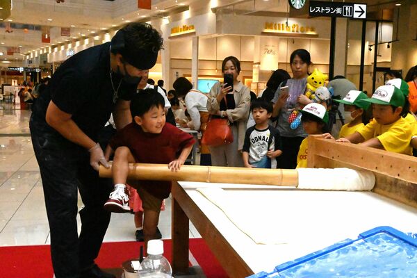 青竹打ちを体験する子ども