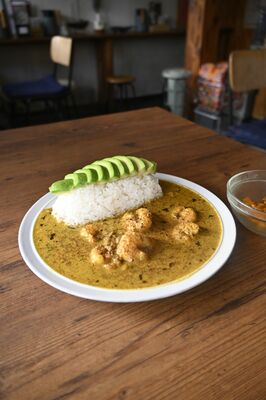 スパイスの香りが漂う店内で堪能できるスープカレー「アボカドとエビのカレー」