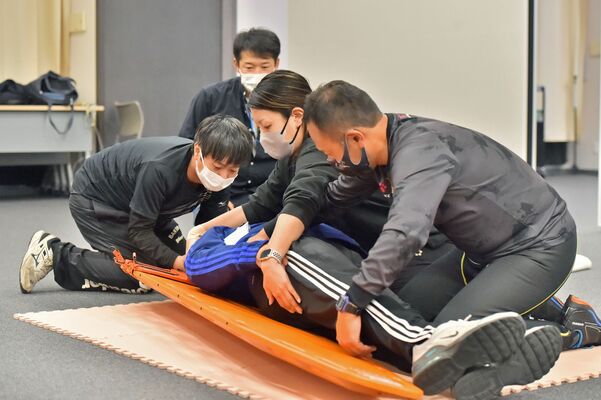 負傷者搬送の実技演習