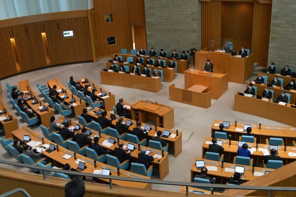 一般質問が行われた県議会。ウェブアンケートでは県議会と若者ら県民の距離も垣間見えた＝28日午後、県議会本会議場