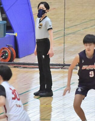 育児を経てＪＢＡ公認Ａ級に合格した有坂さん（中央）＝４日、日環アリーナ栃木