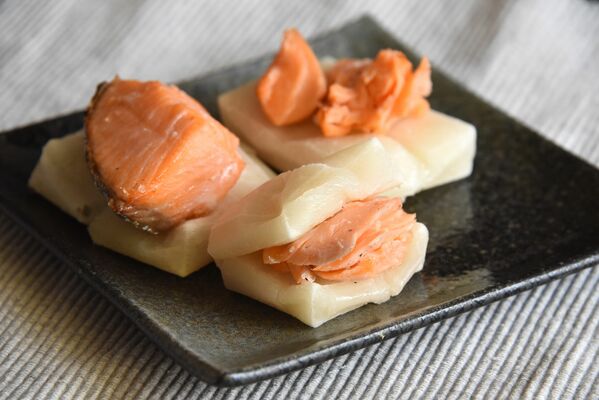 焼いた餅とシャケを一緒に味わう「しょーびき餅」
