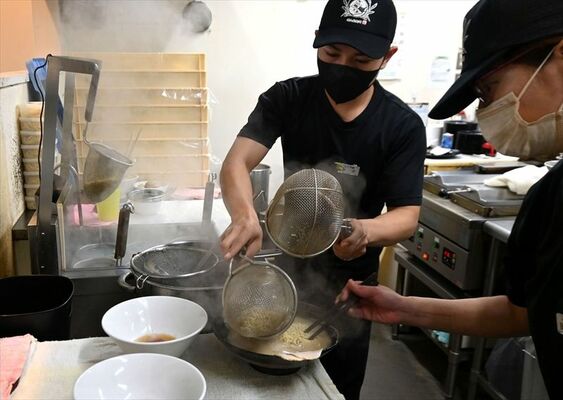 ラーメン店「ふくの家」の調理場＝福岡県久留米市