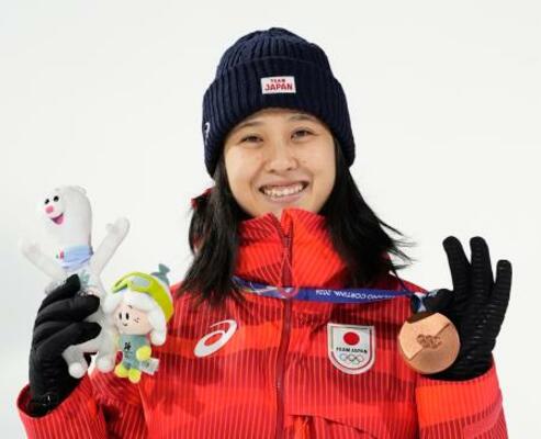 　女子個人ノーマルヒルで獲得した銅メダルを手に、笑顔の丸山希＝プレダッツォ（共同）