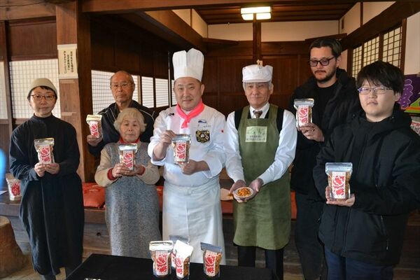 「名草七味の辛ピーナッツ」の商品化に取り組んだ薮崎シェフ（中央）ら