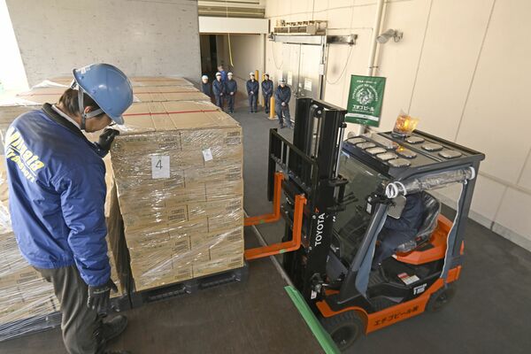 トラックに積み込まれる初出荷のビール＝５日午後２時20分、那須町高久甲
