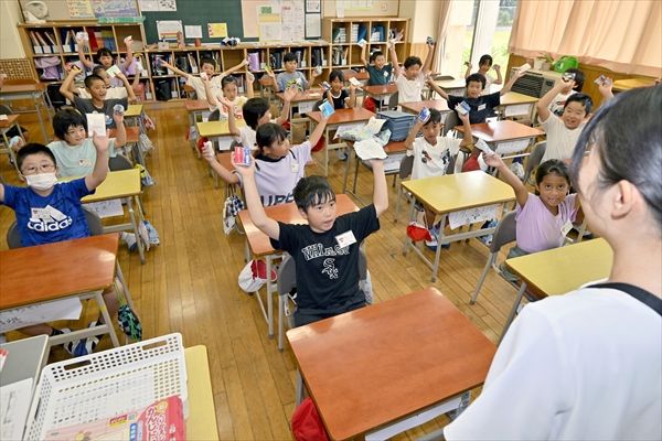 夏休み明けの教室で元気にあいさつする児童たち＝１日午前８時10分、真岡市台町