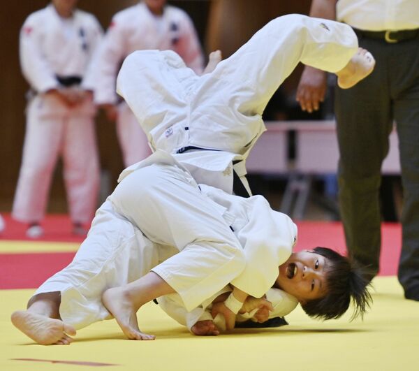 柔道女子個人48キロ級決勝　近田（国学栃木）が袖釣り込み腰で一本を奪う＝加藤竜矢撮影