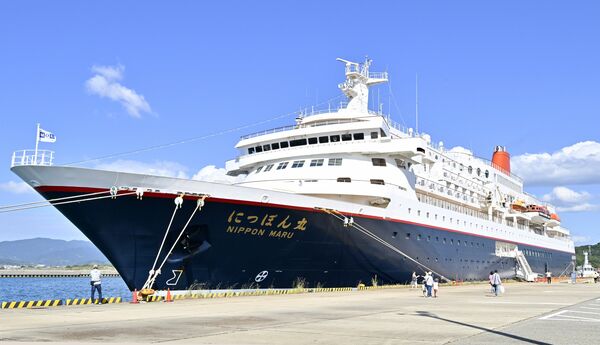 和歌山県の日高港に寄港した８階建て全長約１６６メートルの大型客船「にっぽん丸」