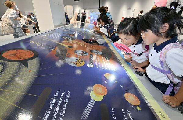 地球の誕生の展示に見入る園児＝３日午前10時25分、宇都宮市西川田町