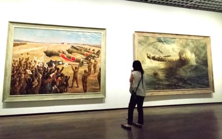 　伊原宇三郎「特攻隊内地基地を進発す（一）」（左、１９４４年、東京国立近代美術館蔵、無期限貸与）と宮本三郎「萬朶隊比島沖に奮戦す」（右、１９４５年、東京国立近代美術館蔵、無期限貸与）