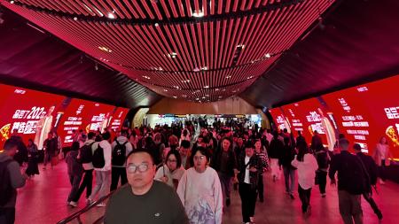 　「双十一」の広告が両側の壁に並ぶ上海市の地下鉄駅構内＝１０月３１日