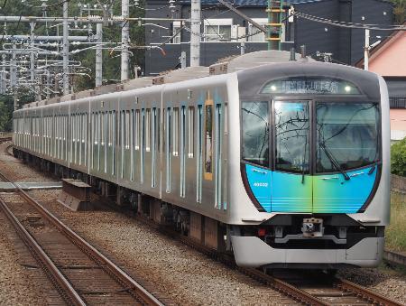 　西武鉄道池袋線を走る４００００系＝２０２４年１０月１９日、東京都東村山市