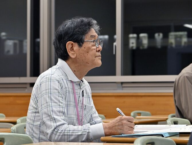 真剣な表情で授業を受ける、入学者最年長の島田さん＝５月21日午後７時10分、栃木市沼和田町、広瀬華撮影