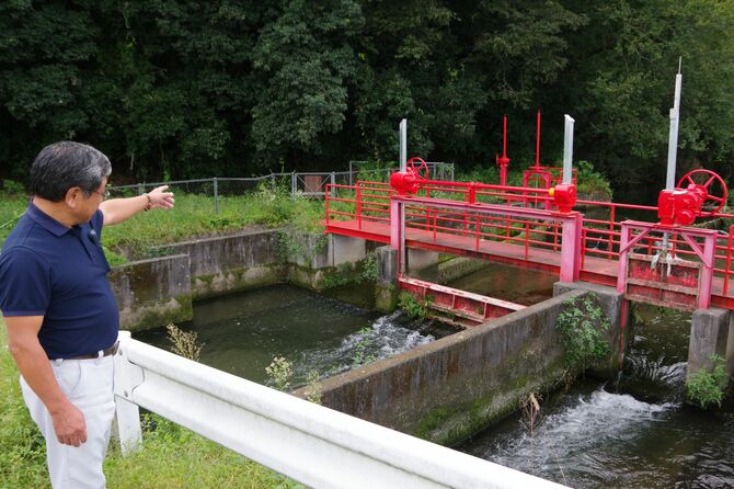 西鬼怒川土地改良区の職員が操作する水門＝宇都宮市白沢町