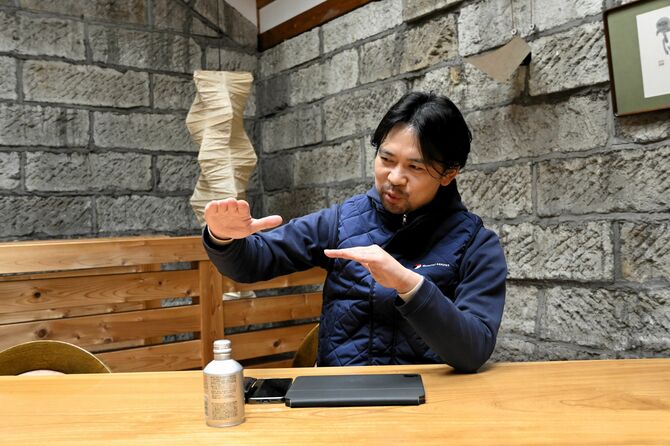 「人の感情とか気持ちの入った“ミリ単位”の違いの酒の方が絶対おいしい」と語る薄井専務＝４月、さくら市