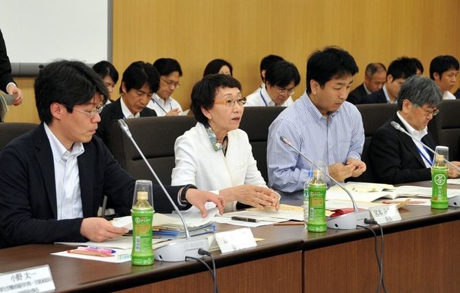 内閣府の「子どもの貧困対策に関する検討会」。ここで出た学生や有識者らの意見を参考に、政府は７月中に大綱をまとめる＝６月、東京・千代田区