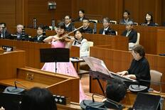 質問前の議場に軽快な音色響く