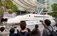 被災「つばめ」照らし出す