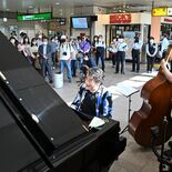宇都宮駅に“ジャズ”響く　ピアノ設置でオープニングセレモニー【動画】