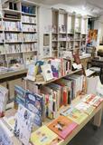 書店売上高、10年で2割減