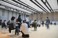 宇都宮駅東口の新施設で集団接種　飲食店のサービス券も配布